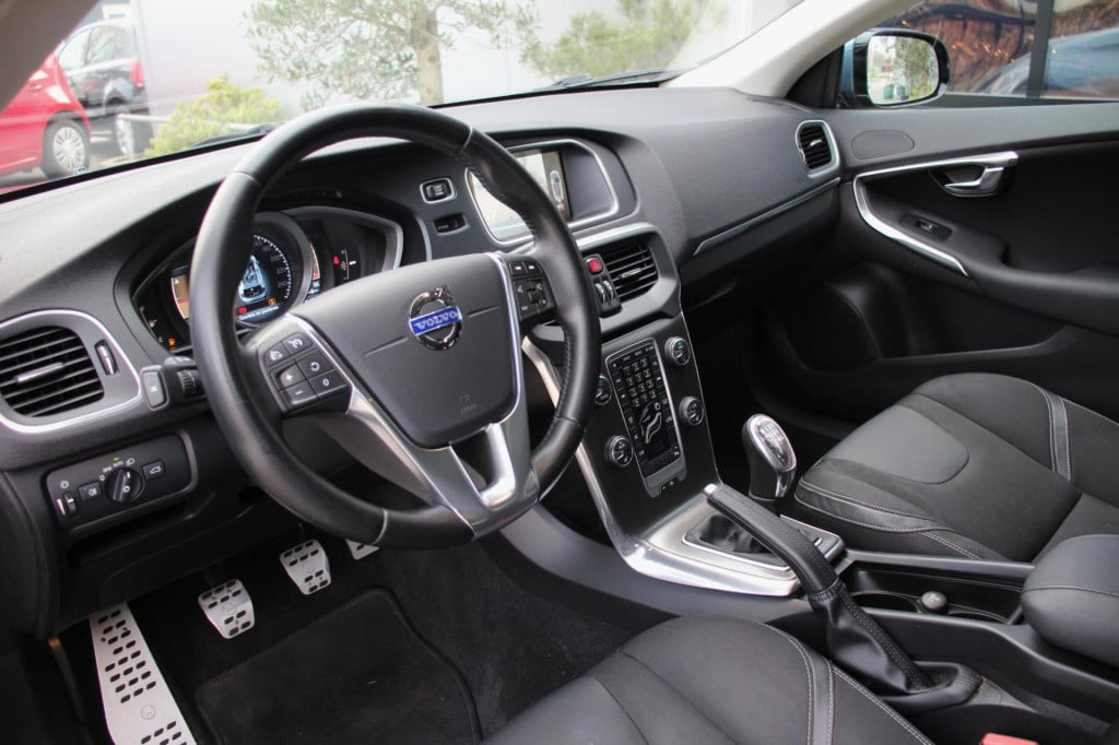 Volvo V40 1.6 t3 momentum -xenon - trekhaak - navi - achteruitrij camera - 