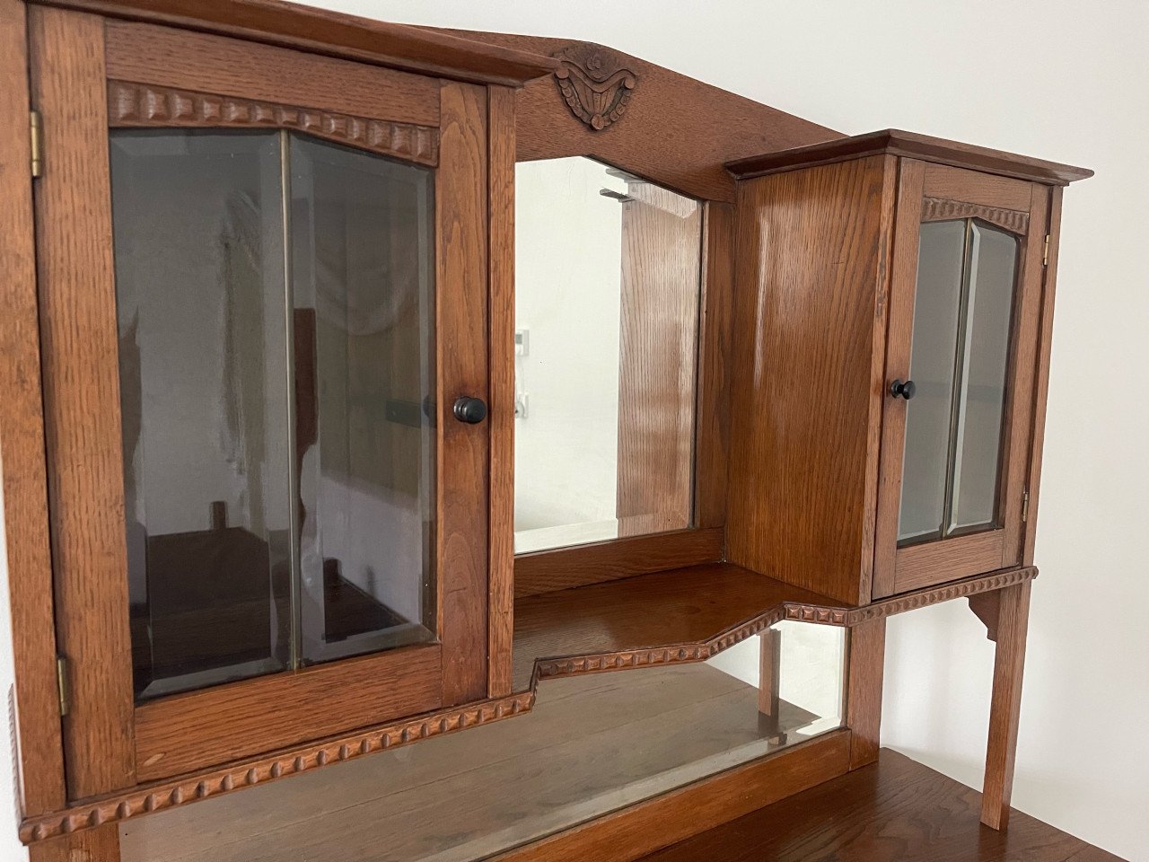 Antiek romantisch kastje met facetglas