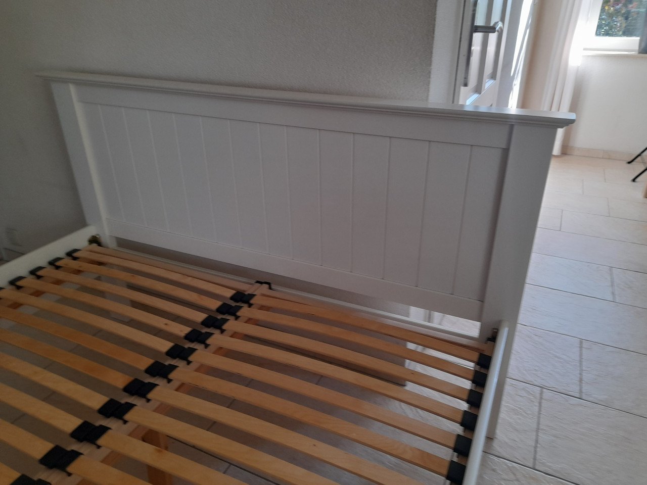 Wit bed 140 x 200 (in goede staat )140 x 200