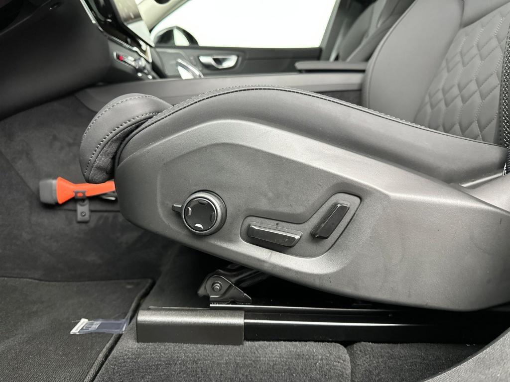 Volvo XC60 t6 398pk recharge ultra dark|