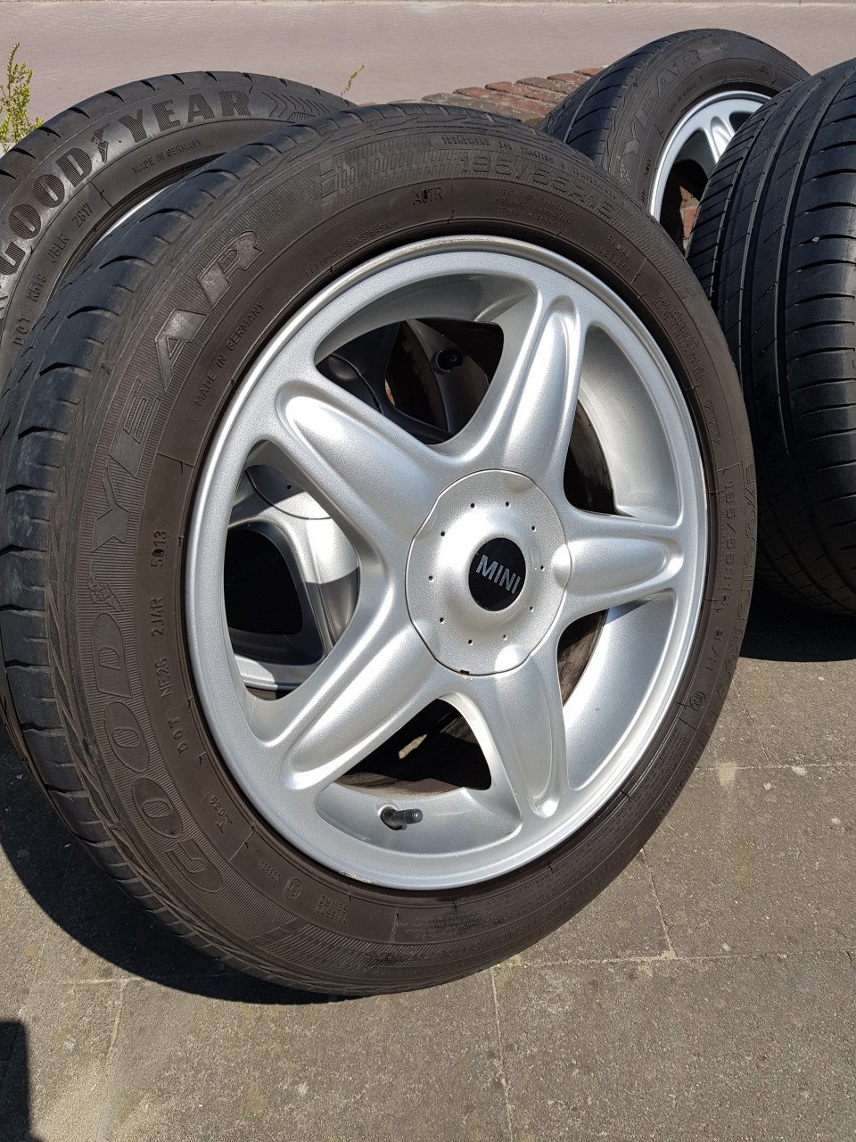 Originele 16 inch Mini velgen met Good Year banden