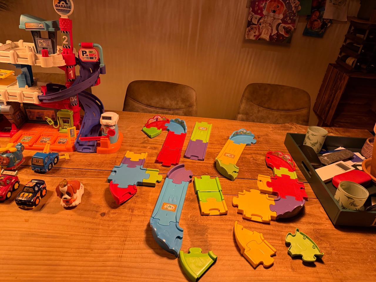 Vtech auto garage met 10 toet toet auto’s en wegdelen