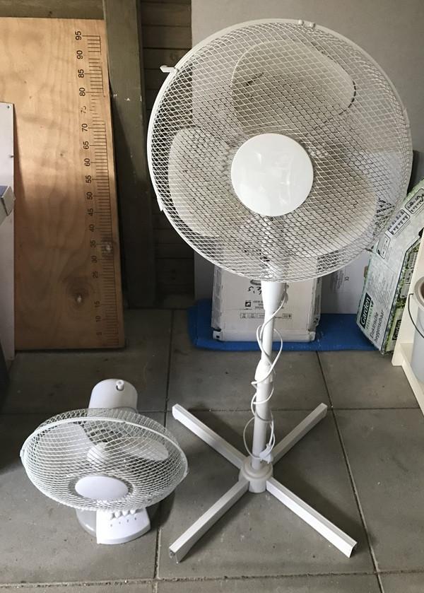 Ventilatoren (1x tafelmodel) en 5x staande ventilator.
