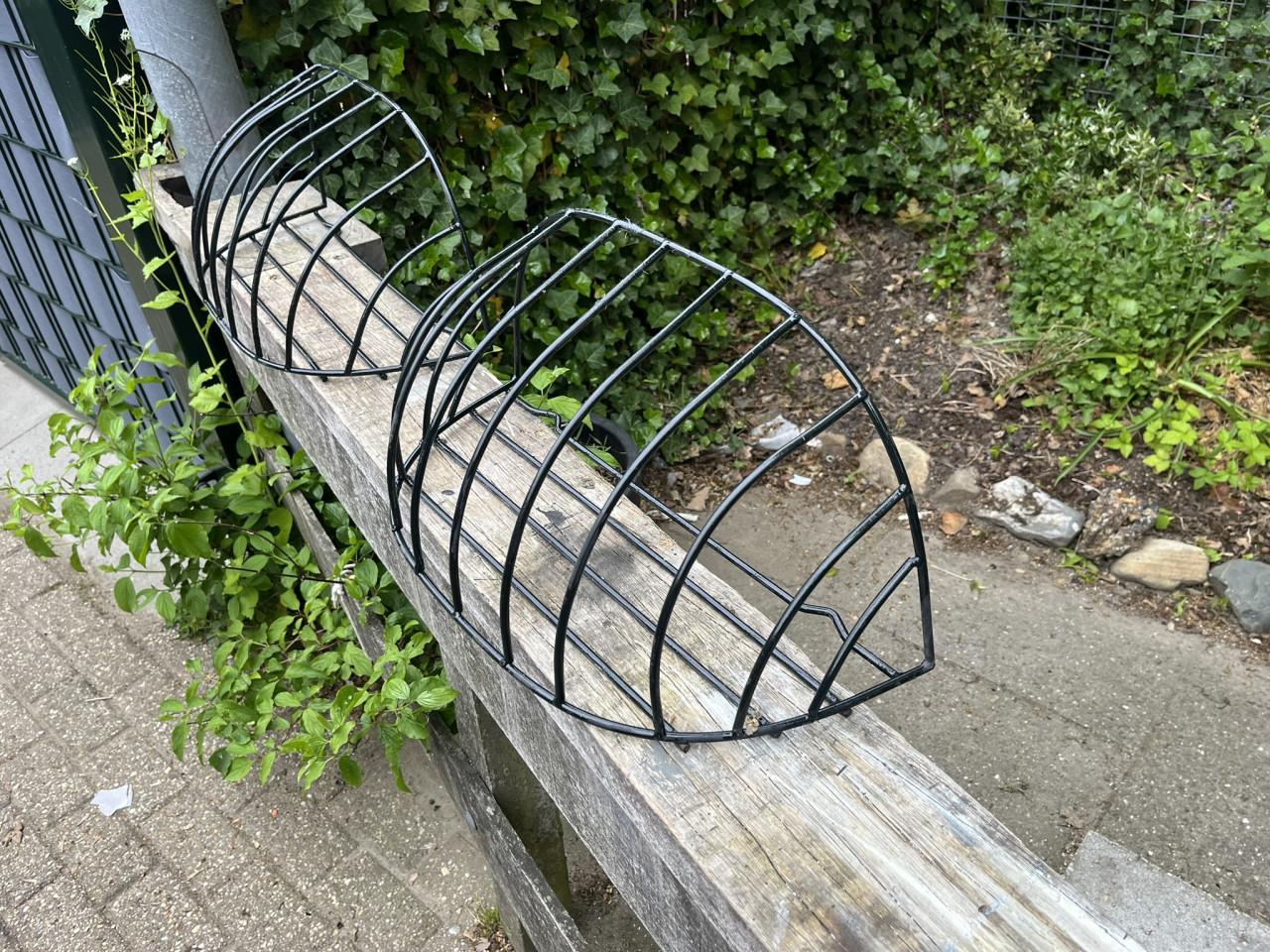 2 Grote metalen planten ruif