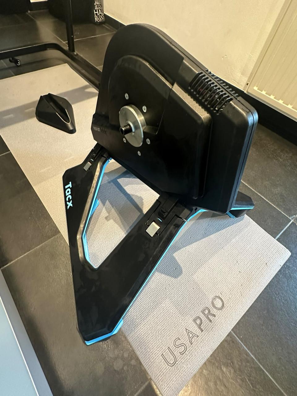 Tacx NEO 2T Smart fietstrainer + Neo Motion Plates + Tafel
