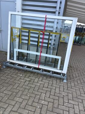 Windscherm glas in aluminium kozijn