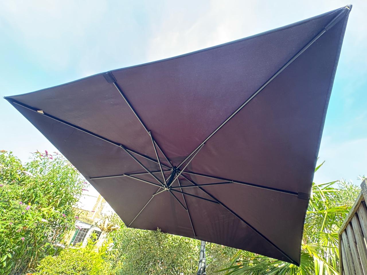 Zwarte Madison zweefparasol met beschermhoes en stevige parasolvoet