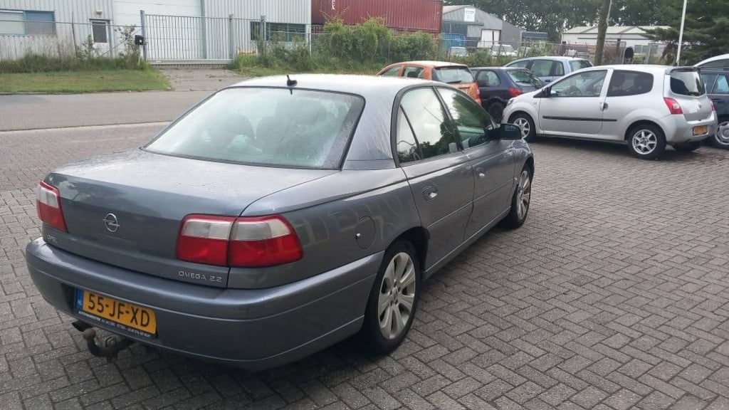 Opel Omega 2.2 16v business edition
