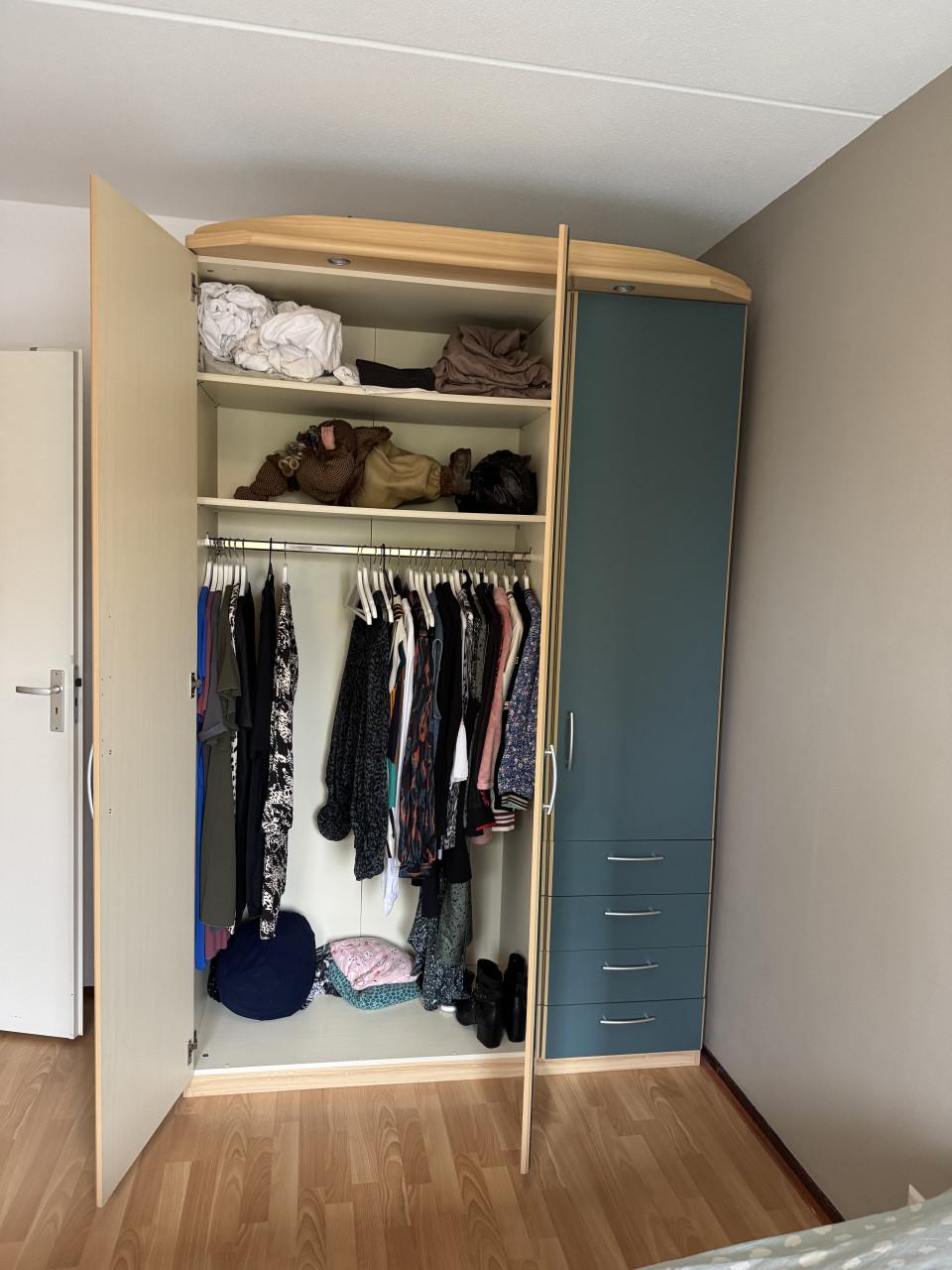 Te koop kleding kast