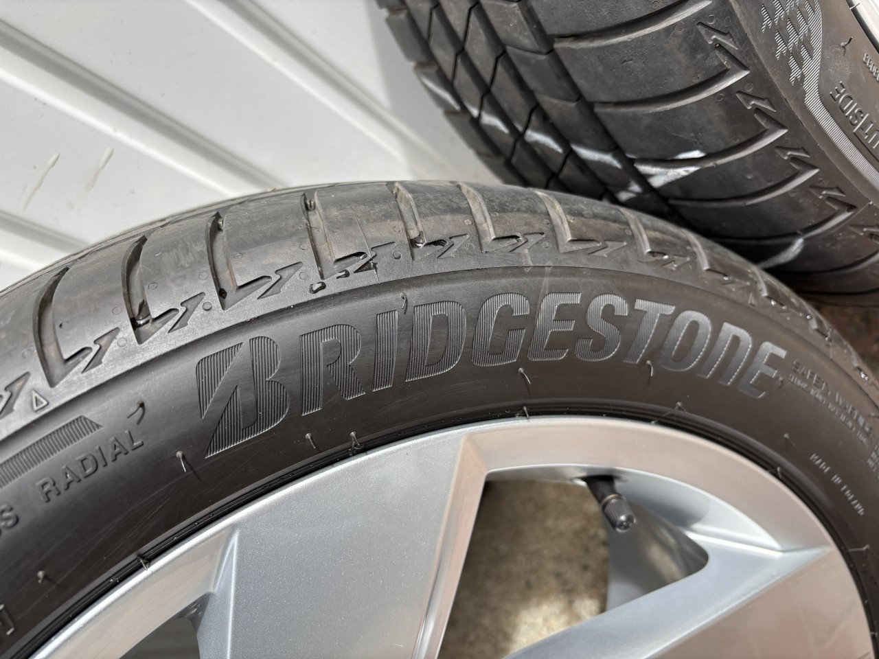 Set originele VW Golf 8 velgen, model Richmond met Bridgestone zomerbanden