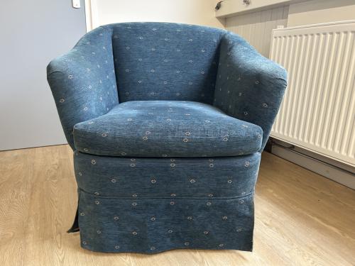 Fauteuiltje, blauw met klein geel werkje