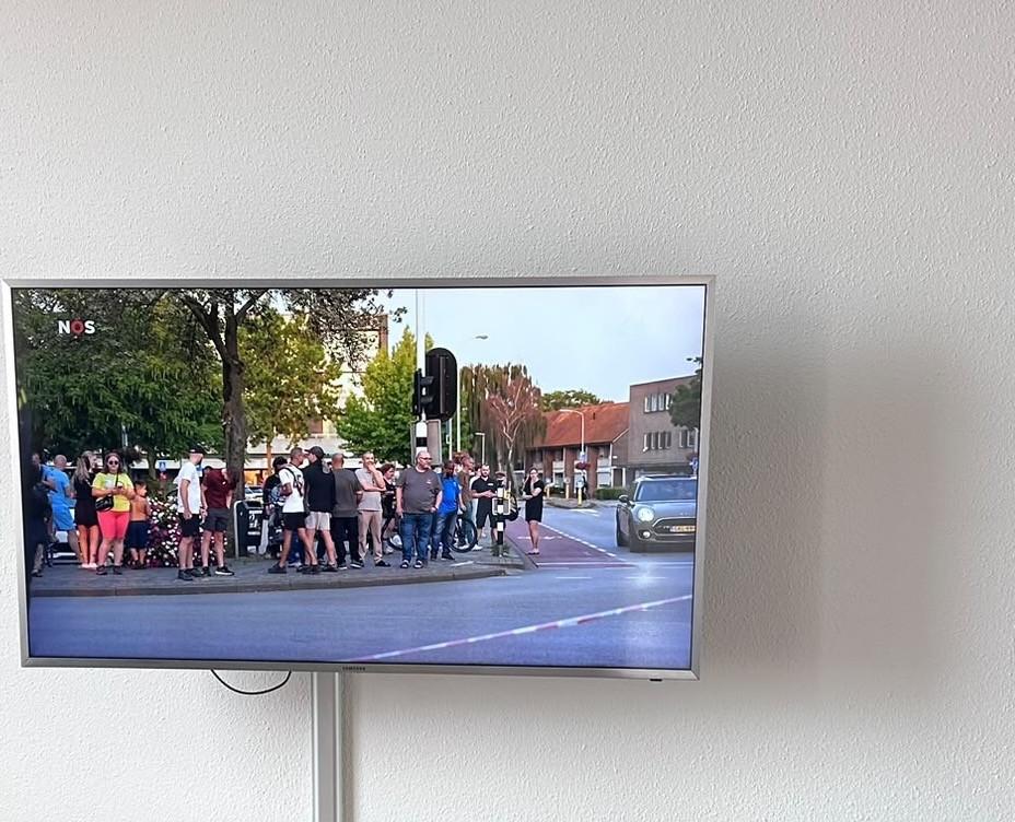 Tv 104 cm met boxen,subwoofer en bleurayspeler