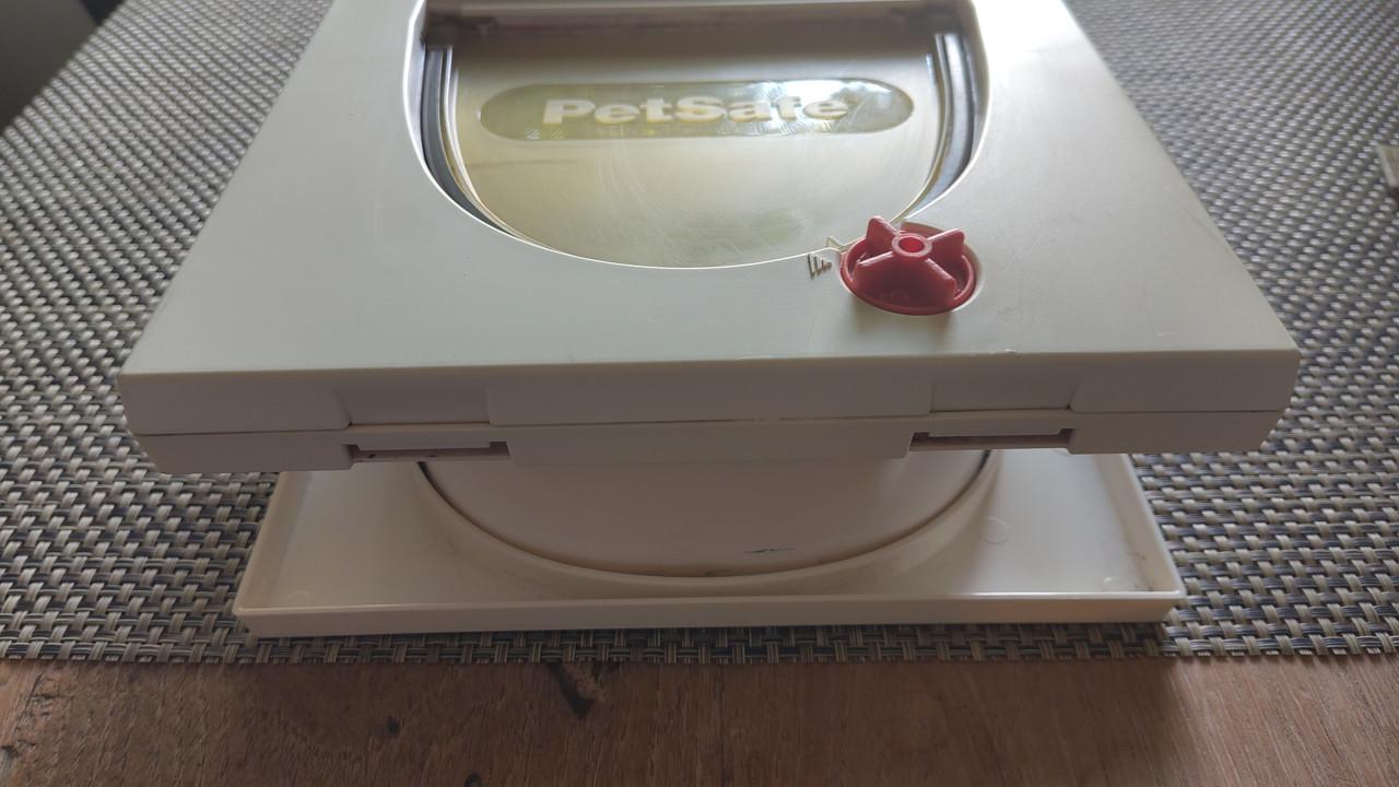 Gratis kattenluik Petsafe 4 standen buitendeur