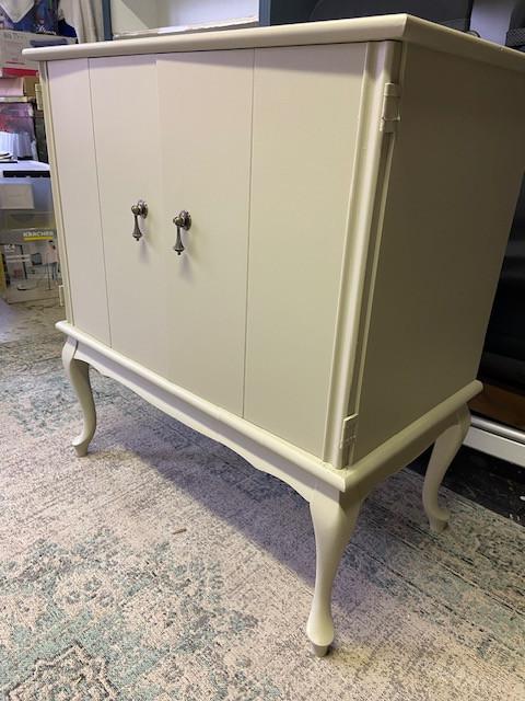 Apart kastje met dubbel scharnierende deuren