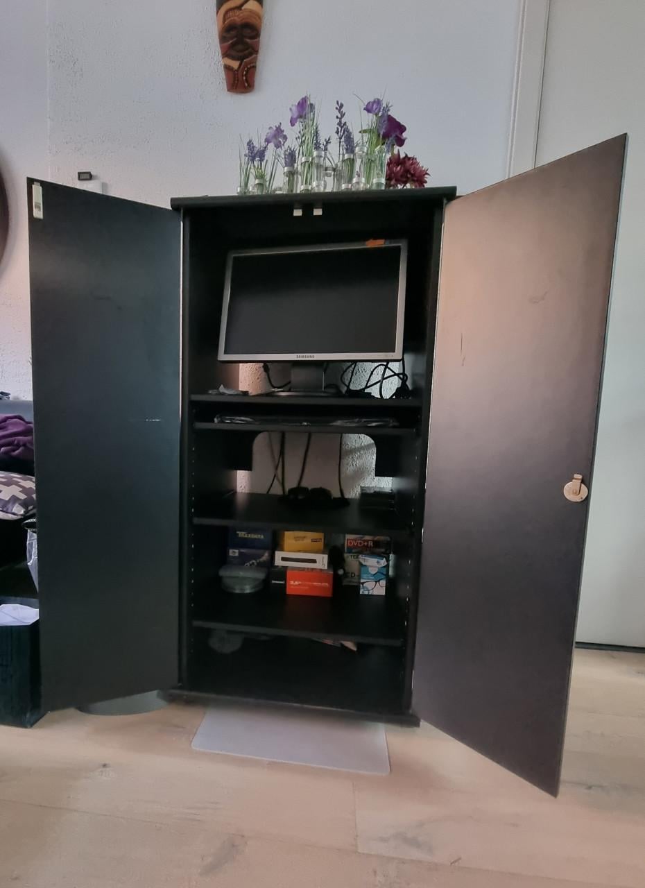 Computerkast zwart op wieltjes