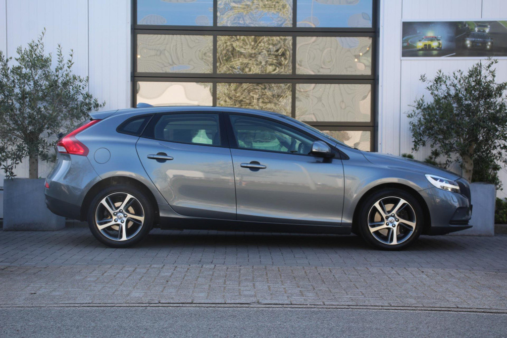 Volvo V40 1.5 t2 momentum automaat - pdc rondom + camera - full led - navi 