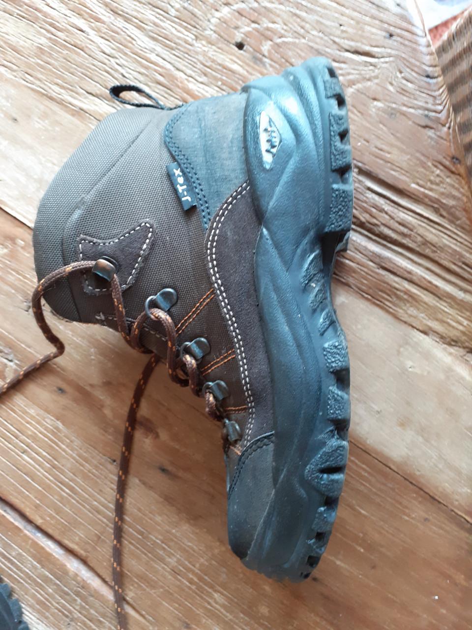 Berg/wandelschoenen. Als nieuw. Mt 37
