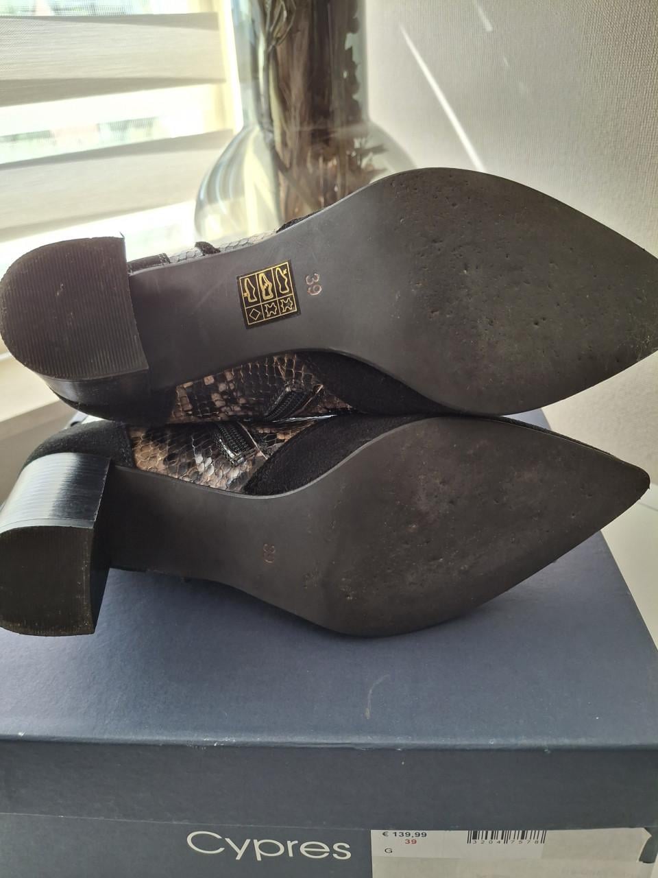 Enkellaarsjes merk cypres