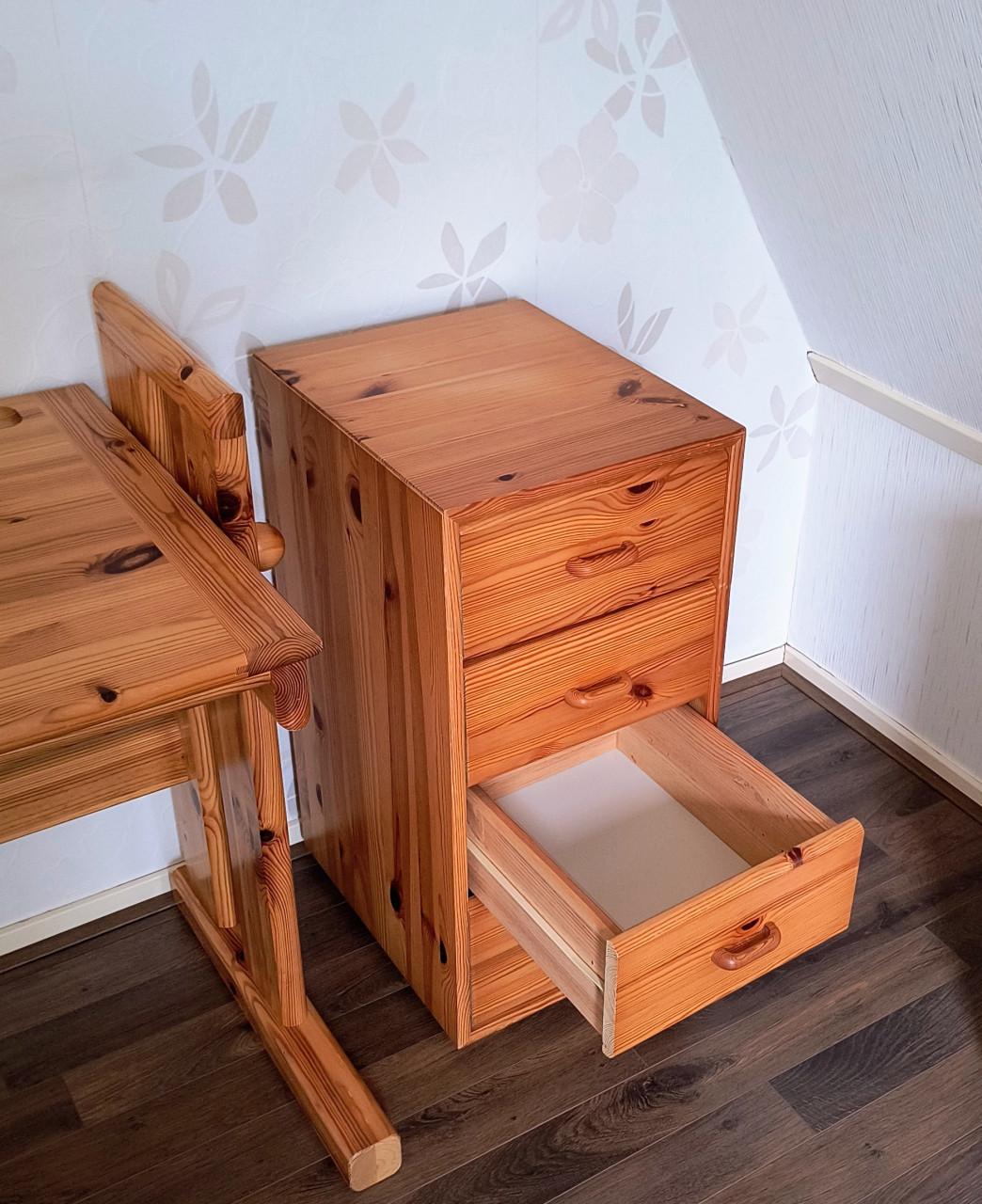 Bureau met ladenkastje