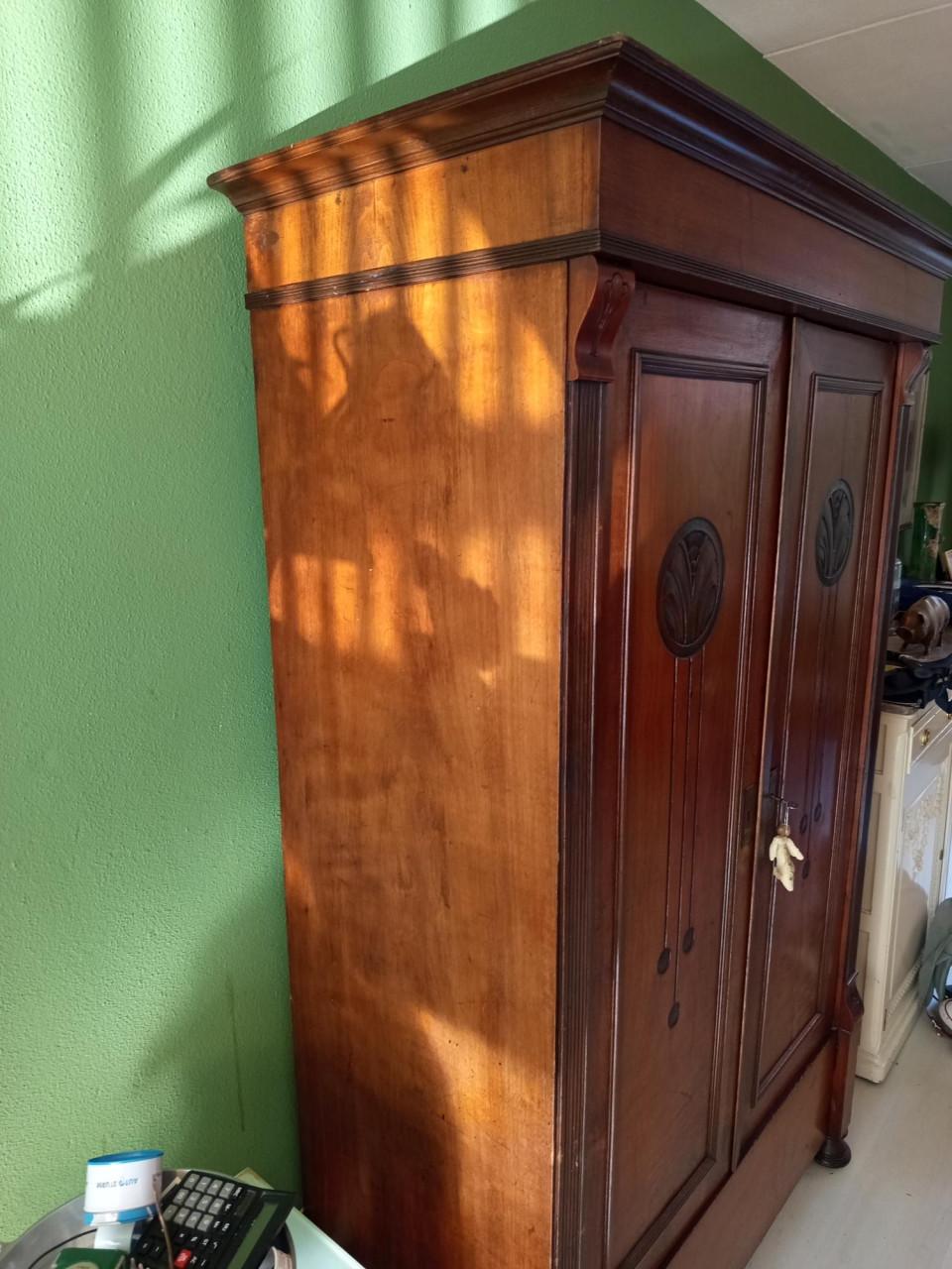 Antieke kast Karakteristieke Art Nouveau Linnenkast / Meidenkast