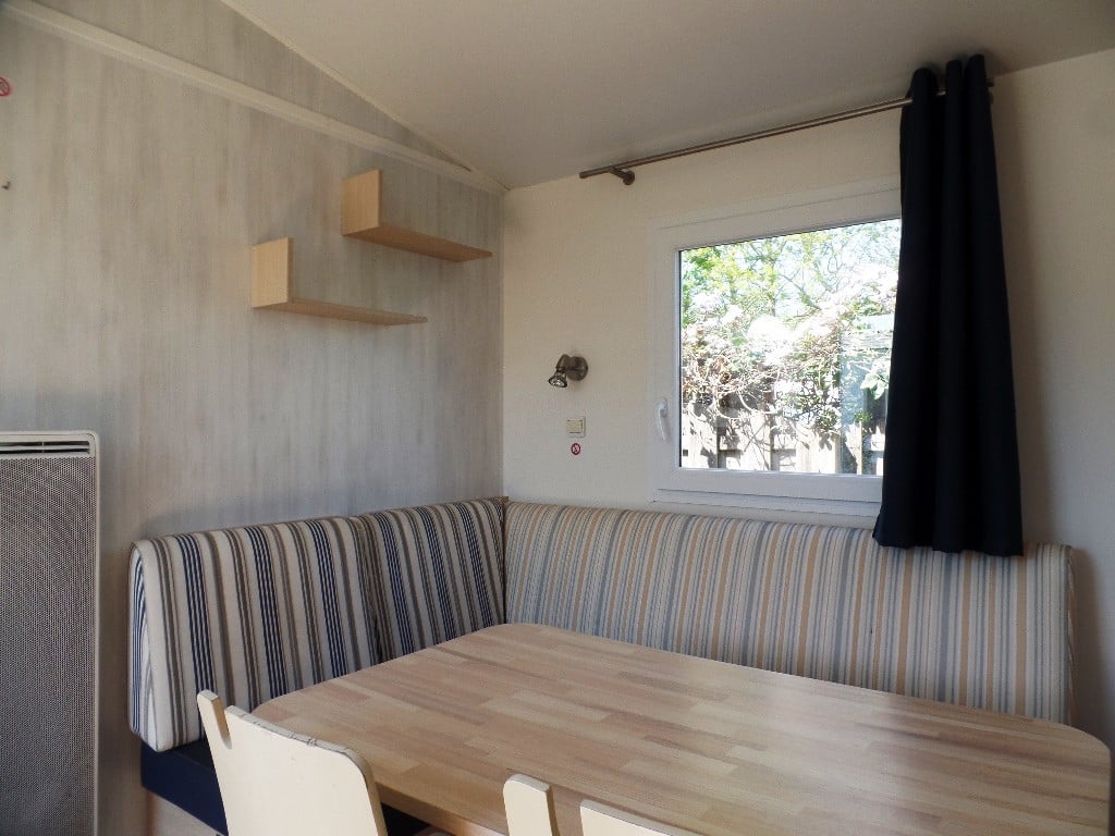Keurig chalet met middenkamer op locatie nabij Grevelingenmeer te koop