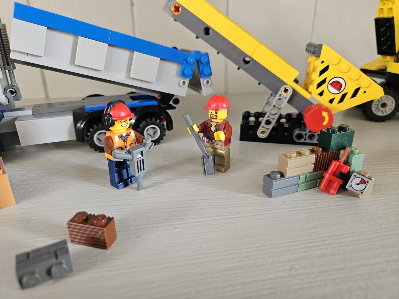 LEGO City 60075 - Graafmachine en truck