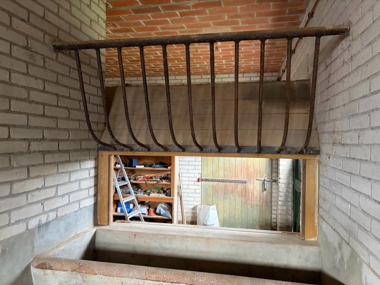 Paarden voerwand met luiken