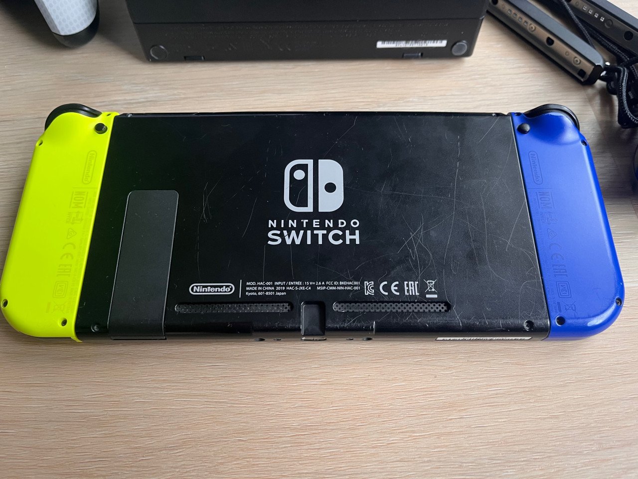 Nintendo Switch + extra controller + 6 games