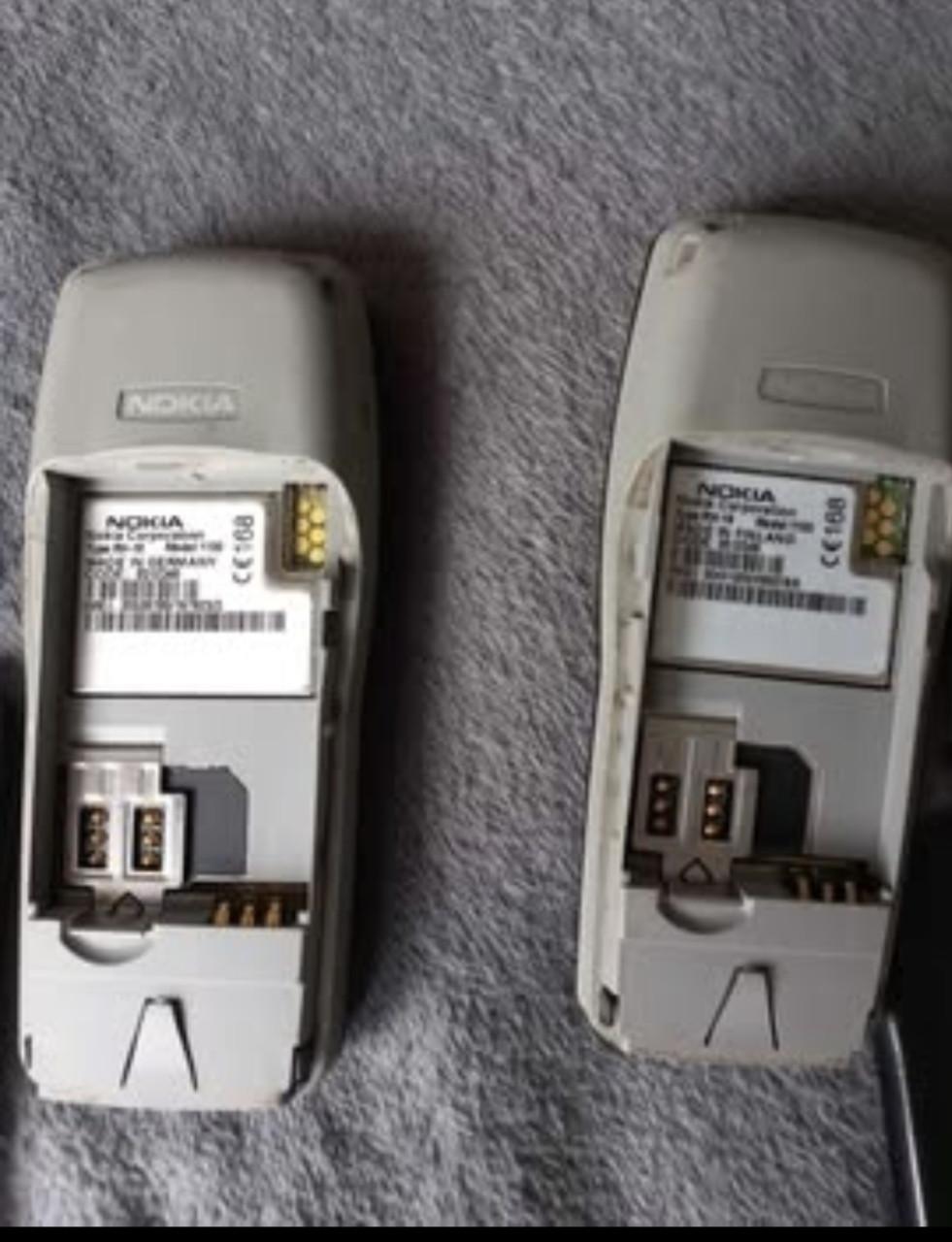 2 x Nokia 1100 mobieltjes.