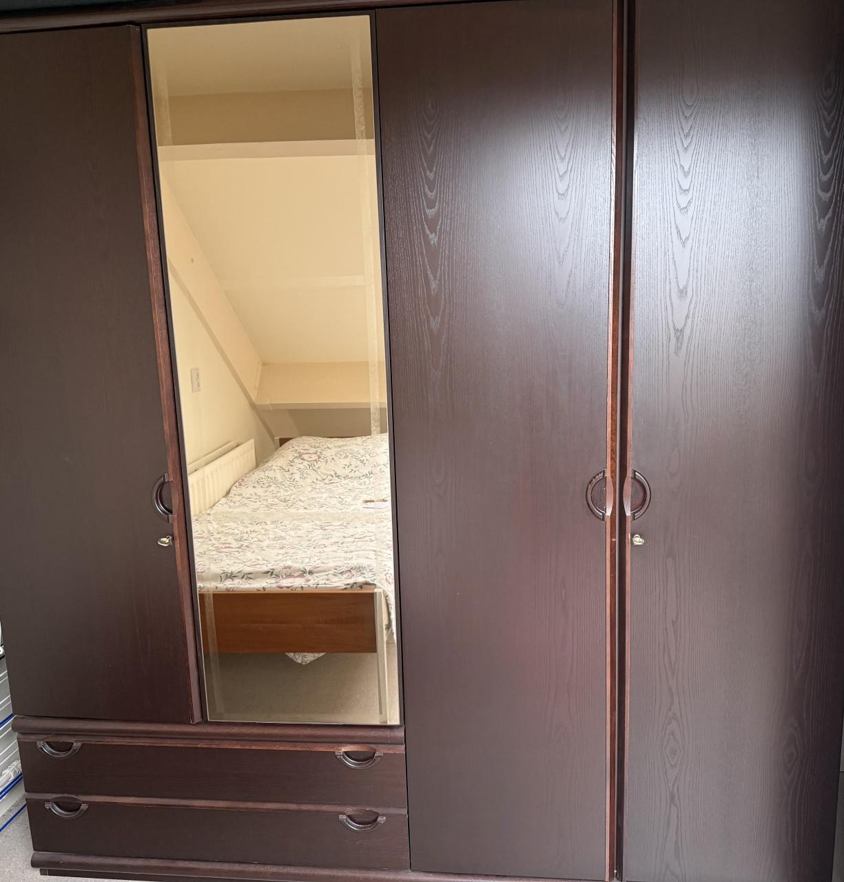 Massief kast en dress( dressoir bestaat uit 2 delen, naast elkaar op foto)