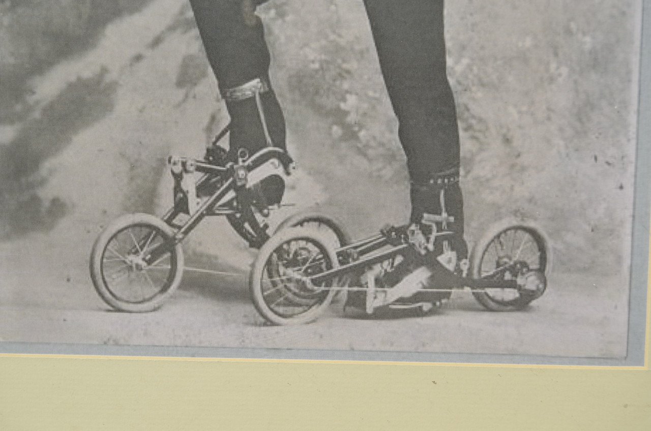 Gekke oude foto van een 'Skater' avant la lettre 1910
