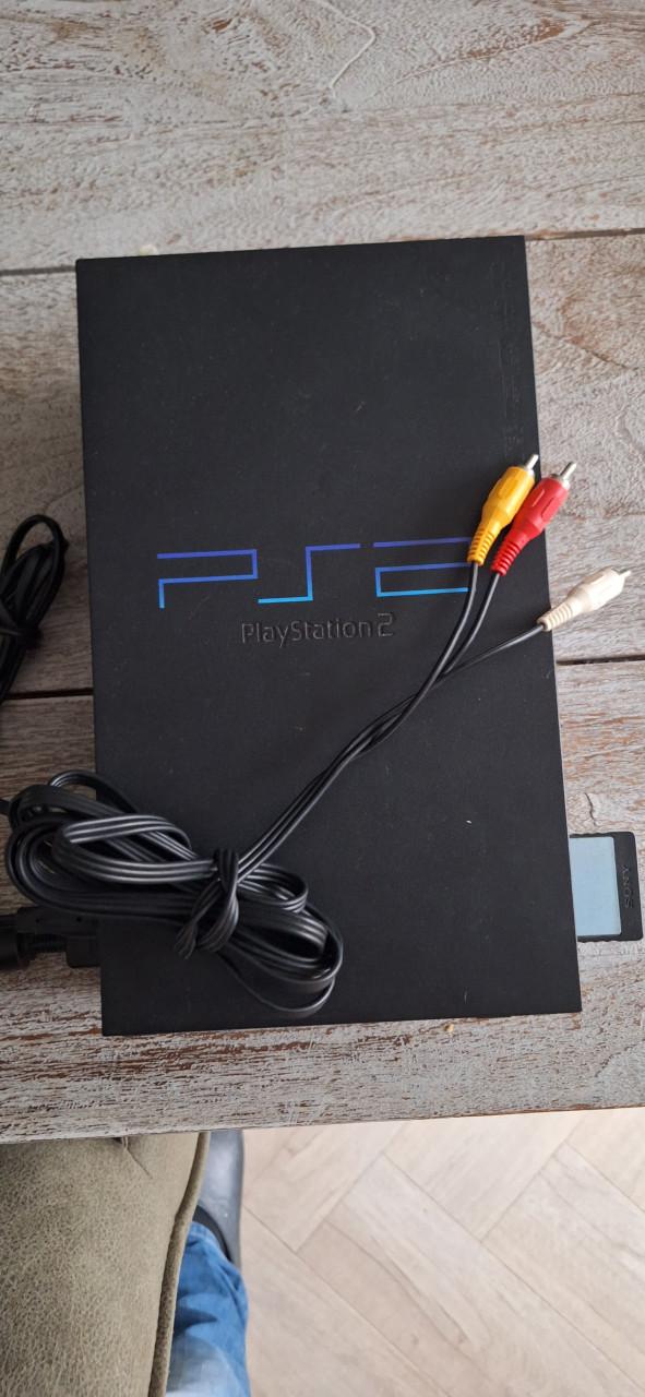 Playstation 2 incl Spelletjes en 2 controllers