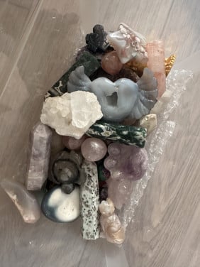 Kristallen - diverse kristallen in een bakje