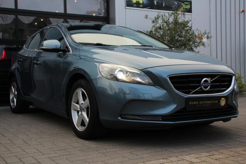 Volvo V40 1.6 t3 momentum -xenon - trekhaak - navi - achteruitrij camera - 