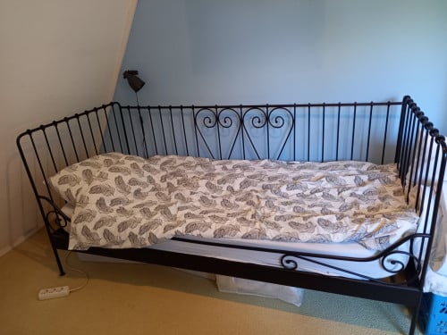 Mooi zwart metalen 1persoons bed inclusief lattenbodem en matras