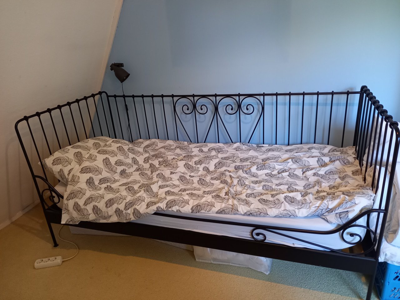 Mooi zwart metalen 1persoons bed inclusief lattenbodem en matras