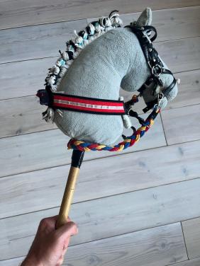 Stokpaard met accessoires in goede staat