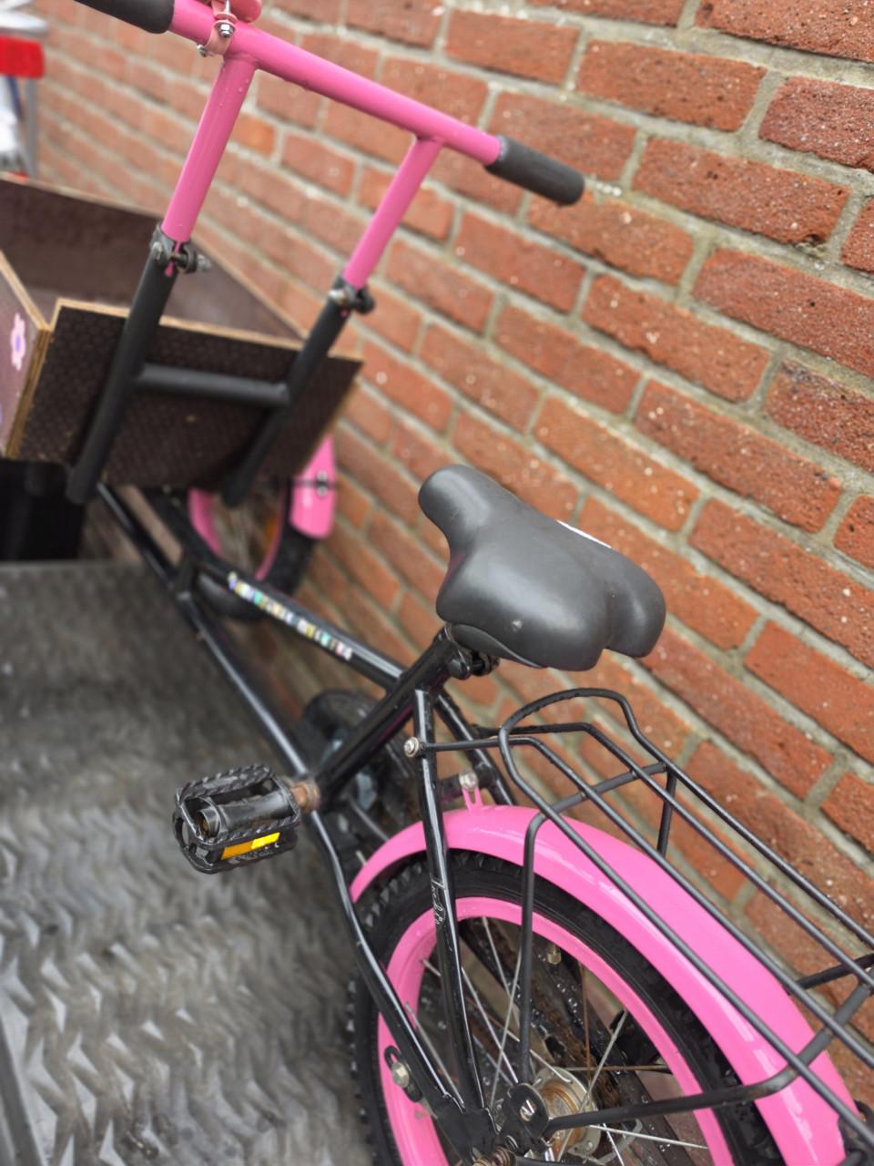 Kinderbakfietsje roze zwart 16 inch bloemetjes