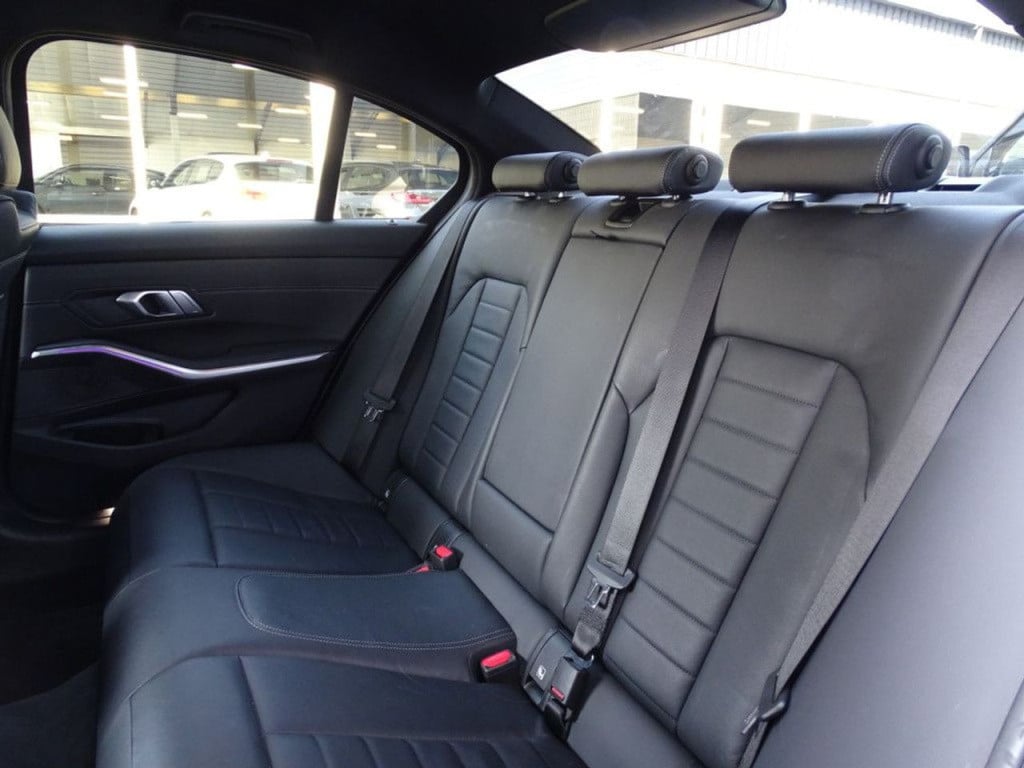 BMW 3-serie 330e edrive edition m-sportpakket | 18"