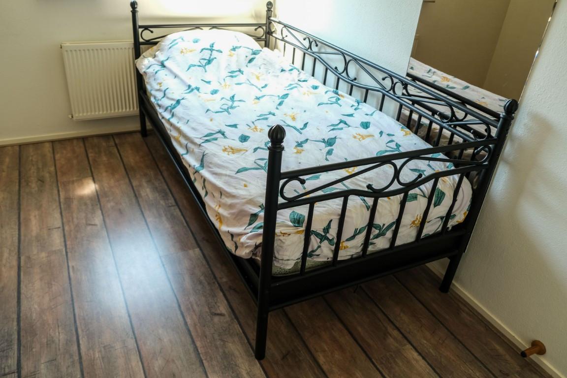 Bed 90 x 200 , metaal zwart gepoedercoat . excl. matras