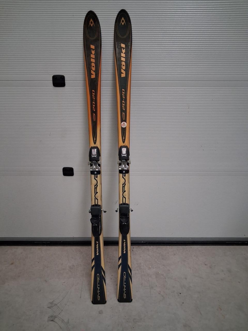 Ski's compleet met stokken.