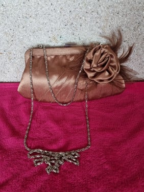 Cognackleurige satijnen clutch