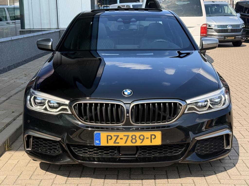 BMW 5 Serie m550i xdrive high executive | 4ws | soft-close | pano | b&w | m