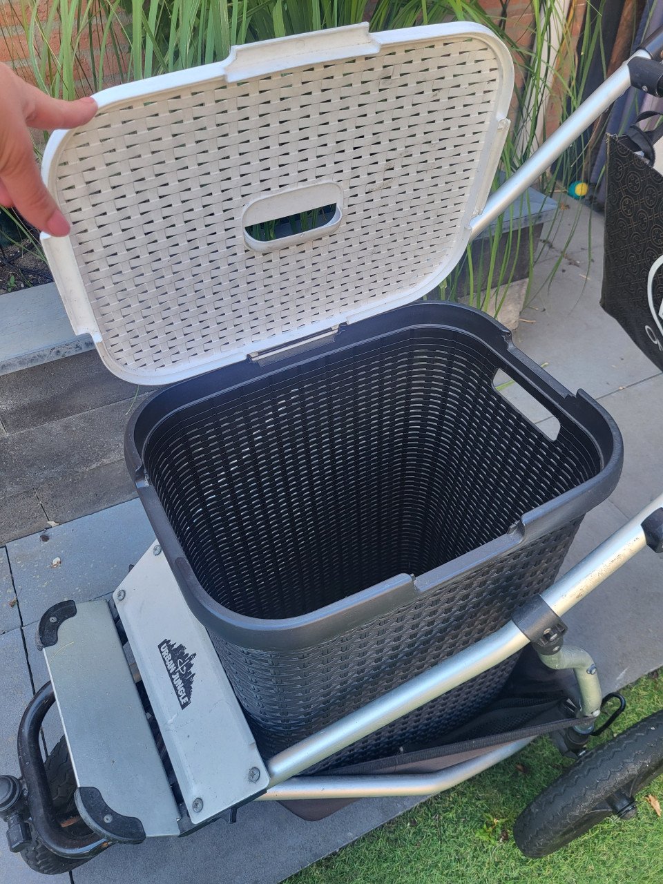 Kinderwagen met wasmand voor bezorgen kranten/folders te koop