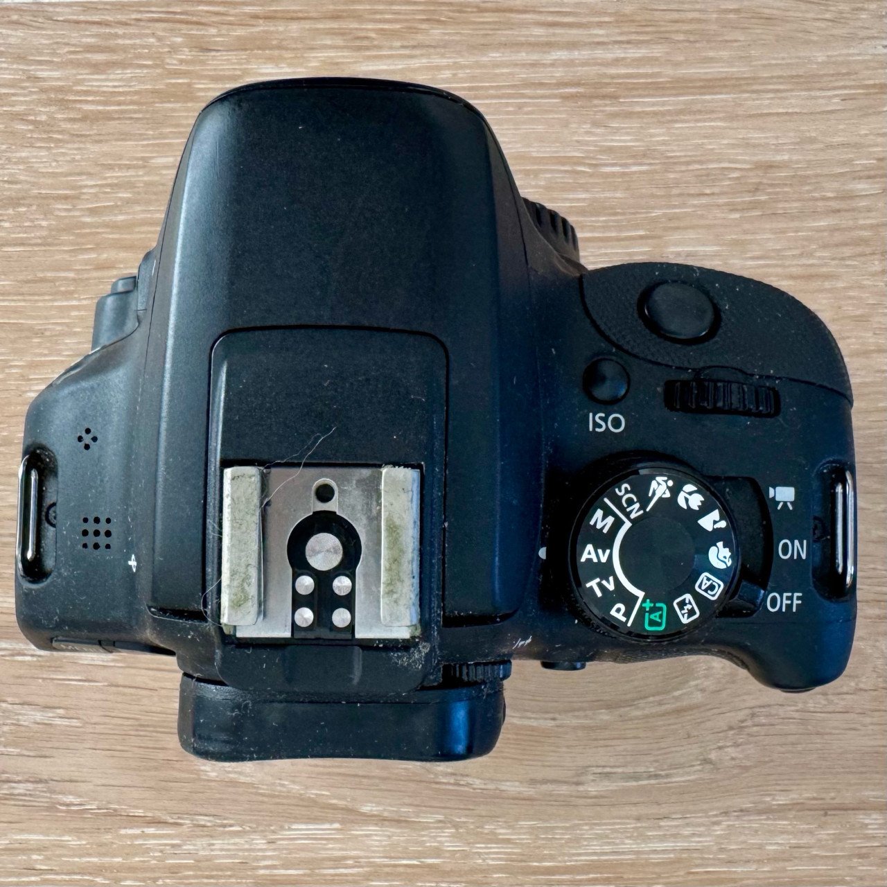 Canon EOS100D camerabody+lader+4 accu’s+cover+strap+doos