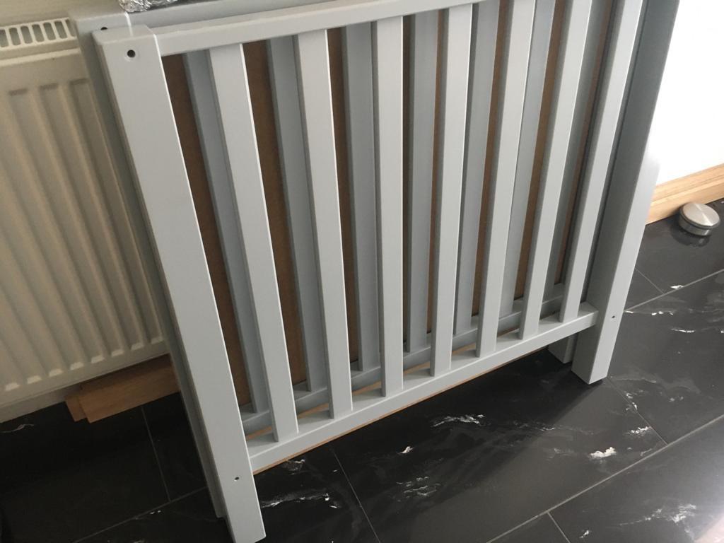 Licht grijze box incl. boxkleed