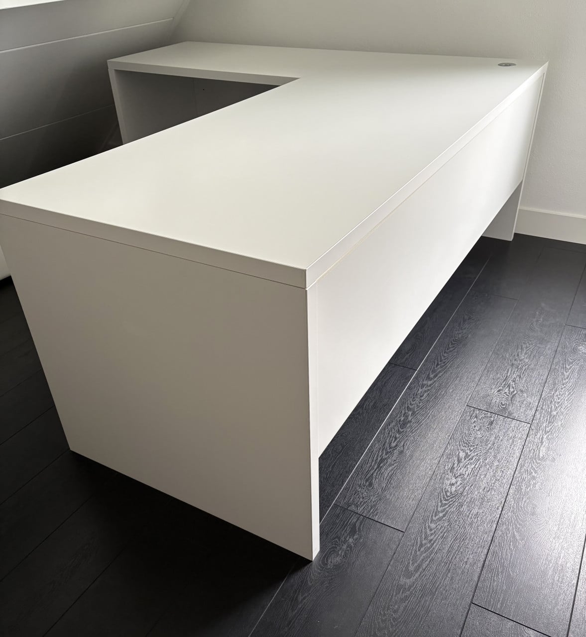 Wit hoekbureau modern en ruim