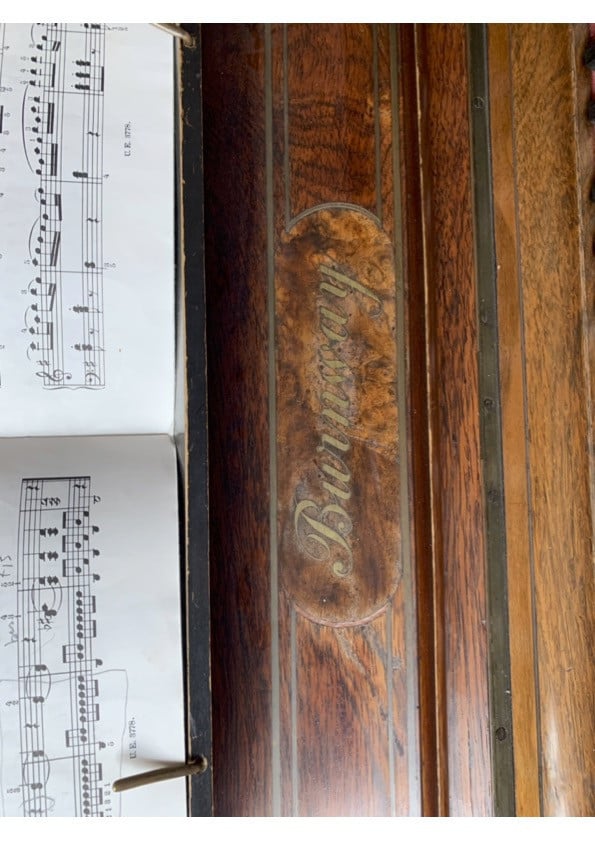 Oude bruine piano met kandelaren