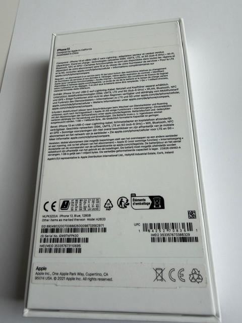 I Phone 13 en Ear-pods in zeer goede staat