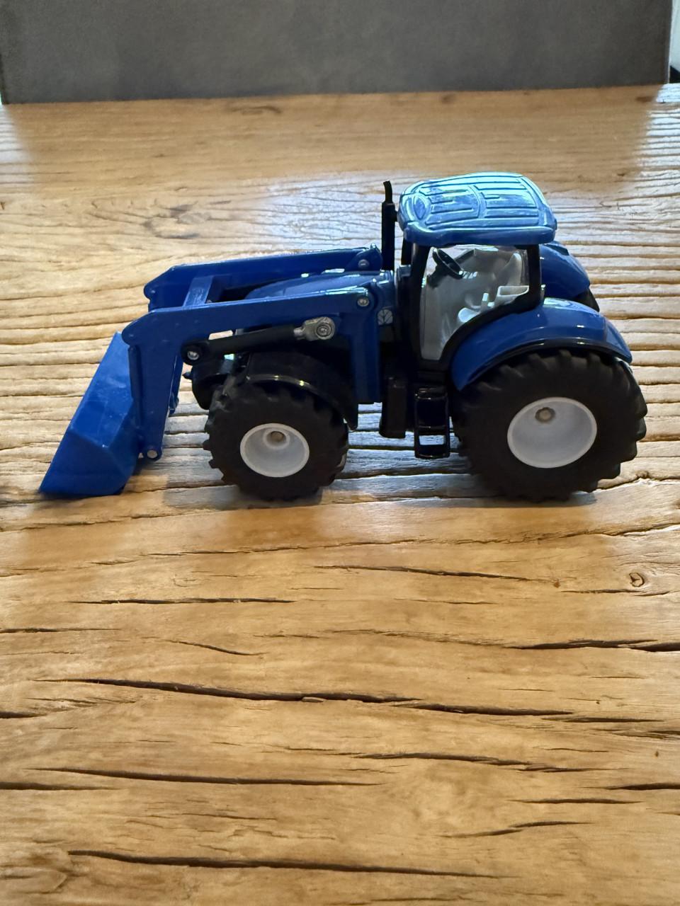 Siku 1986 New Holland T7070 met voorlader - 1:50